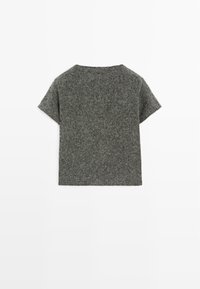 Szary top z krótkim rękawem wykonany z miękkiego materiału, o luźnym kroju, okrągłym dekolcie i teksturowanym wyglądzie.