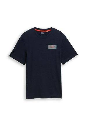 Granatowy T-shirt z krótkim rękawem, okrągłym dekoltem i małą prostokątną naszywką z logo w paski na piersi.