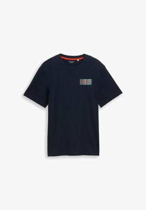 T-shirt blu navy a maniche corte con collo rotondo e piccolo patch rettangolare con logo a strisce sul petto.