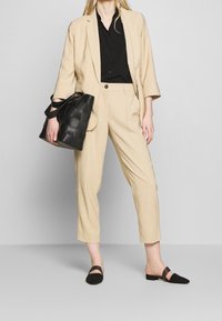 OPUS Pitkä takki - beige