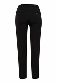 Zwarte op maat gemaakte broek met een slim fit, voorzien van twee achterzakken en een platte tailleband. De stof lijkt glad met een lichte glans.