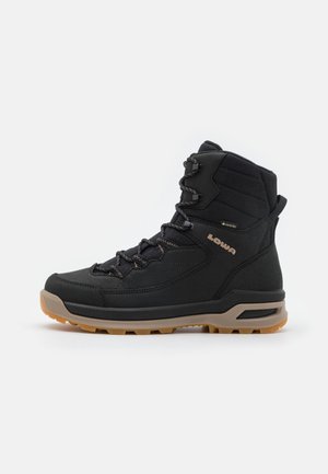 Czarny wysokiego wzoru but trekkingowy z beżową podeszwą, wiązaniem z przodu, wyściełanym kołnierzem wokół kostki oraz oznaczeniami Lowa i Gore-Tex po boku.