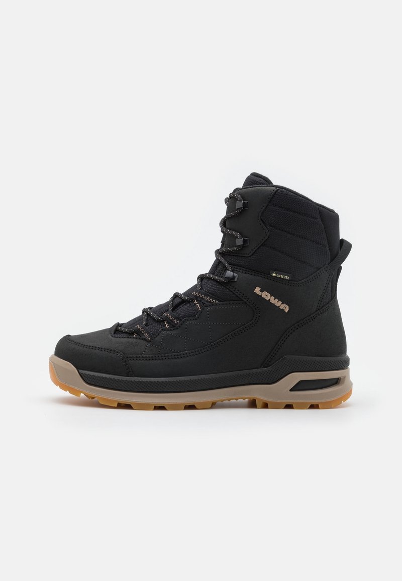 Botte de randonnée montante noire avec semelle beige, lacets à l'avant, col de cheville rembourré et marquages Lowa et Gore-Tex sur le côté.