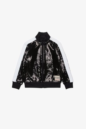 Juodas blizgus švarkas su baltais šonų panelėmis, užtrauktuku, aukštu apykakle ir matomu logotipo pleistru apatinėje kairėje pusėje. Tekstūruotas ir elegantiškas dizainas.