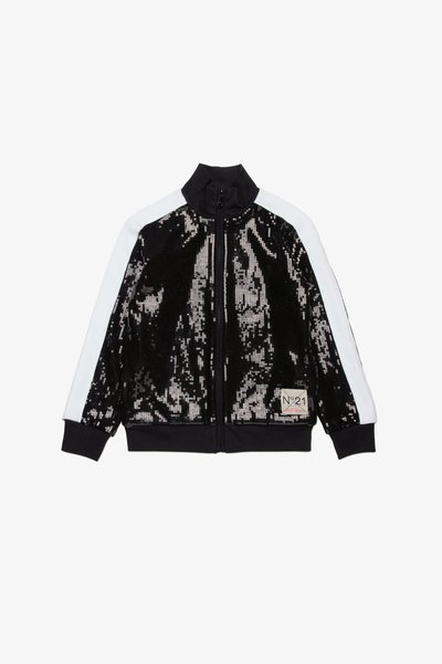 Fekete flitteres dzseki fehér oldalsávokkal, zipzáras záródással, magas nyakkal és a bal alsón látható logóval. Texturált és elegáns kialakítás.