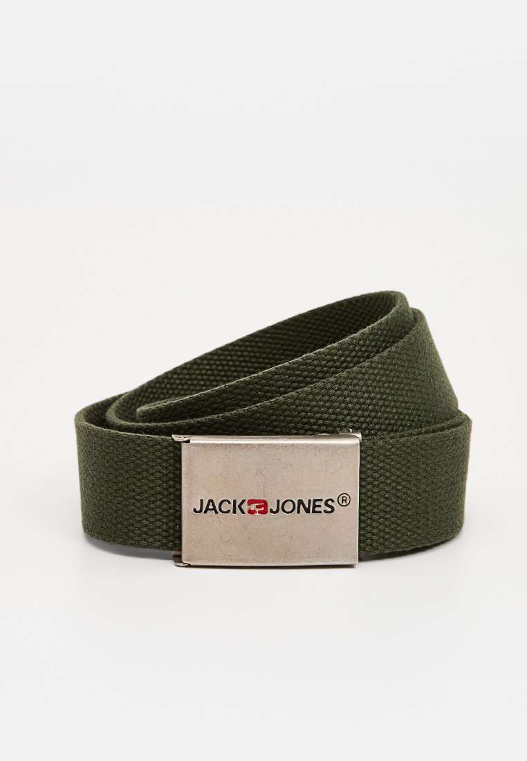 Ceinture tissée verte avec une boucle en métal argenté rectangulaire arborant le logo "JACK & JONES" en noir. Tissu texturé pour plus de durabilité.