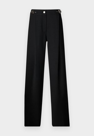 Pantalones negros de pierna ancha en una tela texturizada, con una cinturilla que incluye herrajes plateados y un cierre de botón.