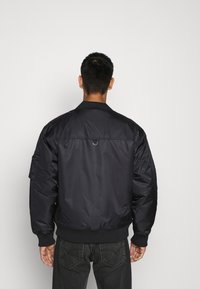 Mennace Bomberjacka - black