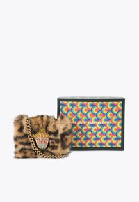 Borsa in pelliccia sintetica con stampa leopardata, dotata di una tracolla in catena dorata e un'accattivante decorazione a forma di mano tempestata di gioielli. Include una scatola regalo decorata con un design arcobaleno colorato.