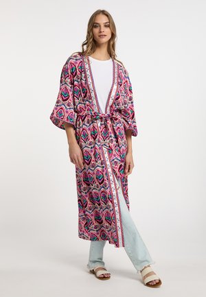 Lungo kimono di un vivace colore rosa con un motivo geometrico, caratterizzato da maniche ampie, una cintura in vita e un bordo decorativo lungo i lati.