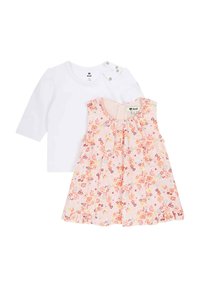 Weißes Langarmhemd, kombiniert mit einem pinken Blumenkleid. Das Kleid hat einen gerafften Halsausschnitt und einen gewellten Saum und zeigt mehrfarbige Blumenmuster.