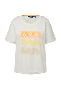 Camiseta blanca con cuello redondo y mangas cortas, que presenta un degradado de rayas horizontales naranjas y amarillas y sutiles acentos con patrones.