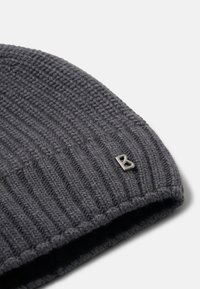 Grå strikket beaniehat med ribbet tekstur, med et lille metallisk "B"-logo fortil og en foldet kantdesign.