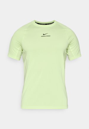 Heleroheline Nike Pro lühikeste varrukatega särk. Sile, veniv kangas, ümarsärgikaelusega ja musta logoga rinnal. Õmbluse detailid on nähtavad.