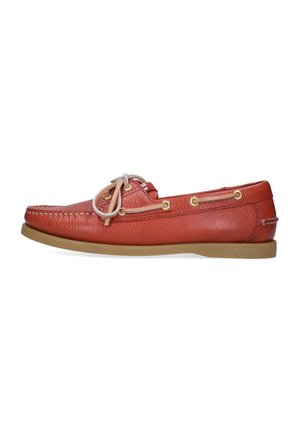 Zapato náutico para hombre en cuero rojo con cordones y ojales beige, con suela de goma color canela y costuras estilo mocasín.