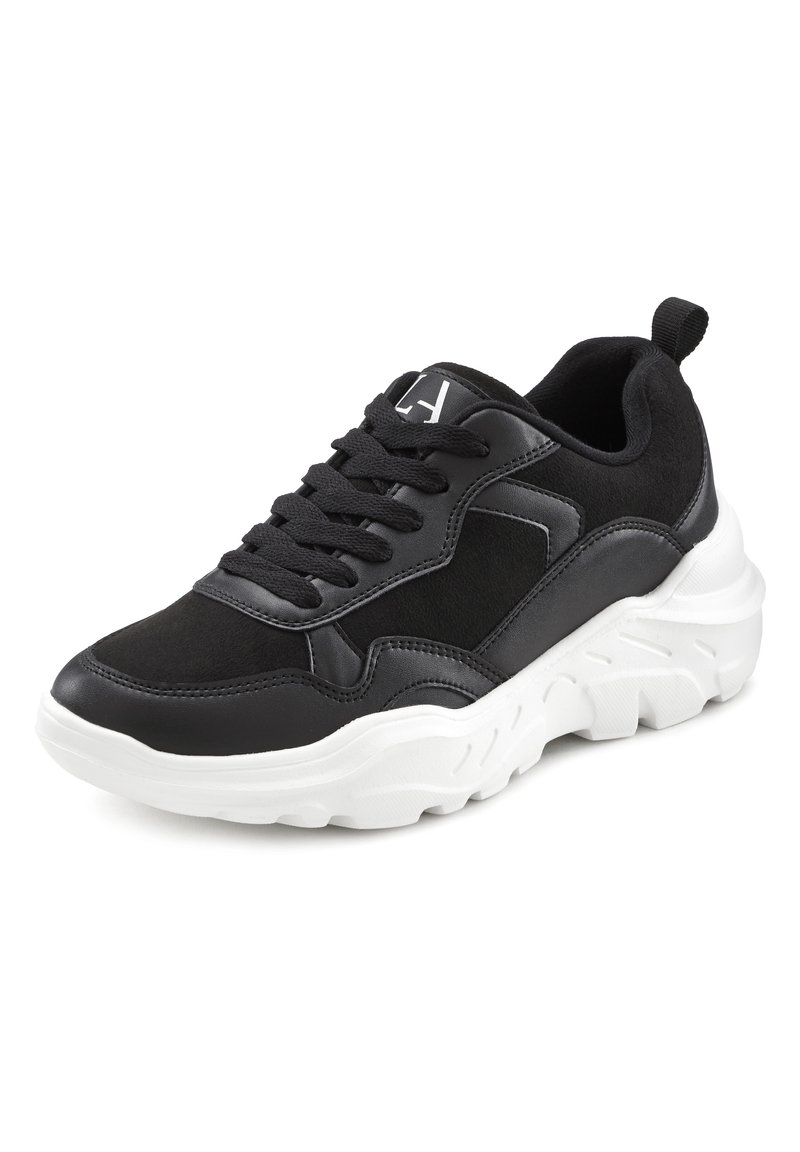Sneaker nera con tomaia in pelle texturizzata e suede, caratterizzata da una suola spessa bianca, lacci neri e un piccolo logo sulla linguetta.