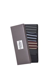 Set van vijf sokken in een gestreepte zwart-witte doos. De sokken hebben verschillende kleuren: donkergrijs, zwart, bordeauxrood, blauw en groene strepen.
