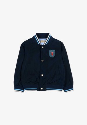 Granatowa kurtka varsity z zatrzaskami, ściągaczami na mankietach i kołnierzu z niebiesko-białymi paskami oraz naszywką z czerwonym logo na piersi.