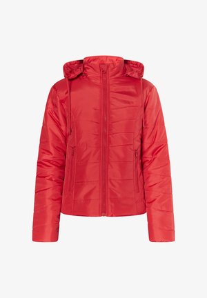 Červená prešívaná bunda s predným zipsom, dvoma bočnými vreckami na zips a priliehavou kapucňou s nastaviteľnými šnúrkami, vystavená na bielom pozadí.