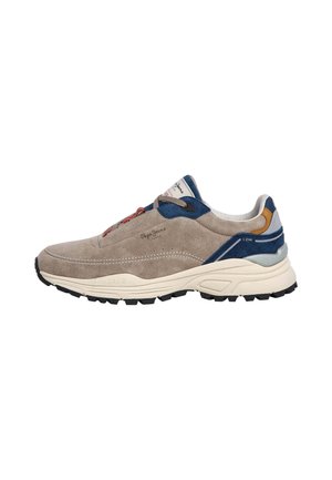 Baskets en daim beige avec des accents bleu marine et orange, présentant un bout rond, une semelle texturée et un système de laçage avec des détails rouges.