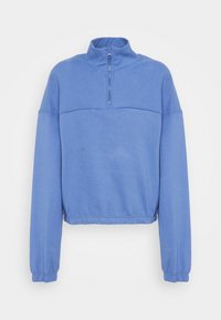 Sweat-shirt bleu court en tissu doux, équipé d'un col zippé à moitié, de manches longues et de poignets élastiques, avec une texture simple et lisse.