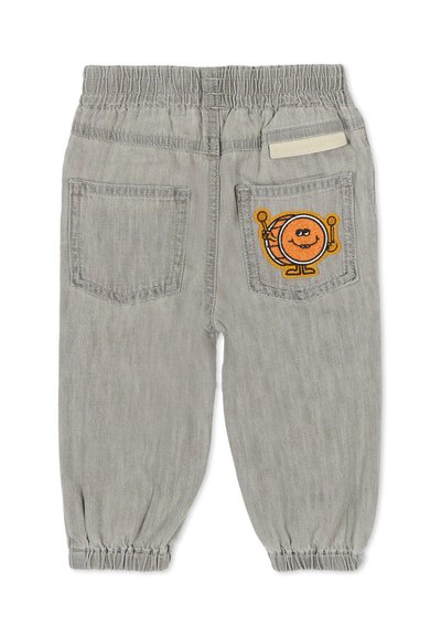 Pantalon pour tout-petit à taille élastique grise avec poignets élastiques, deux poches arrière et un personnage de tambour orange brodé sur la poche droite.