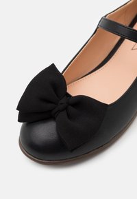 Friboo Ballerinat nilkkaremmillä - black