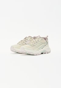 Leichte Sneakers mit einem Obermaterial aus Mesh in Creme und Mint, ausgestattet mit breiten Schnürsenkeln, gepolstertem Schaft und einer strukturierten Gummisohle für besseren Halt.