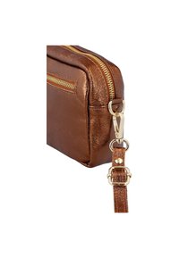 Hnědá kovová kožená kabelka přes rameno se zipovým uzávěrem, zlatou kovovou sponou a nastavitelným popruhem s klipem a dekoračním stehem.