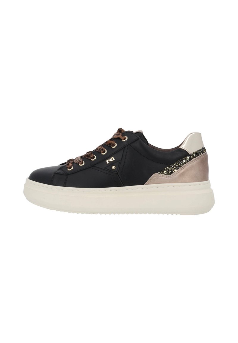 Sneaker nera con tomaia in pelle testurizzata, dotata di occhielli in tonalità oro e suola in gomma color crema, con dettagli metallici sul tallone.