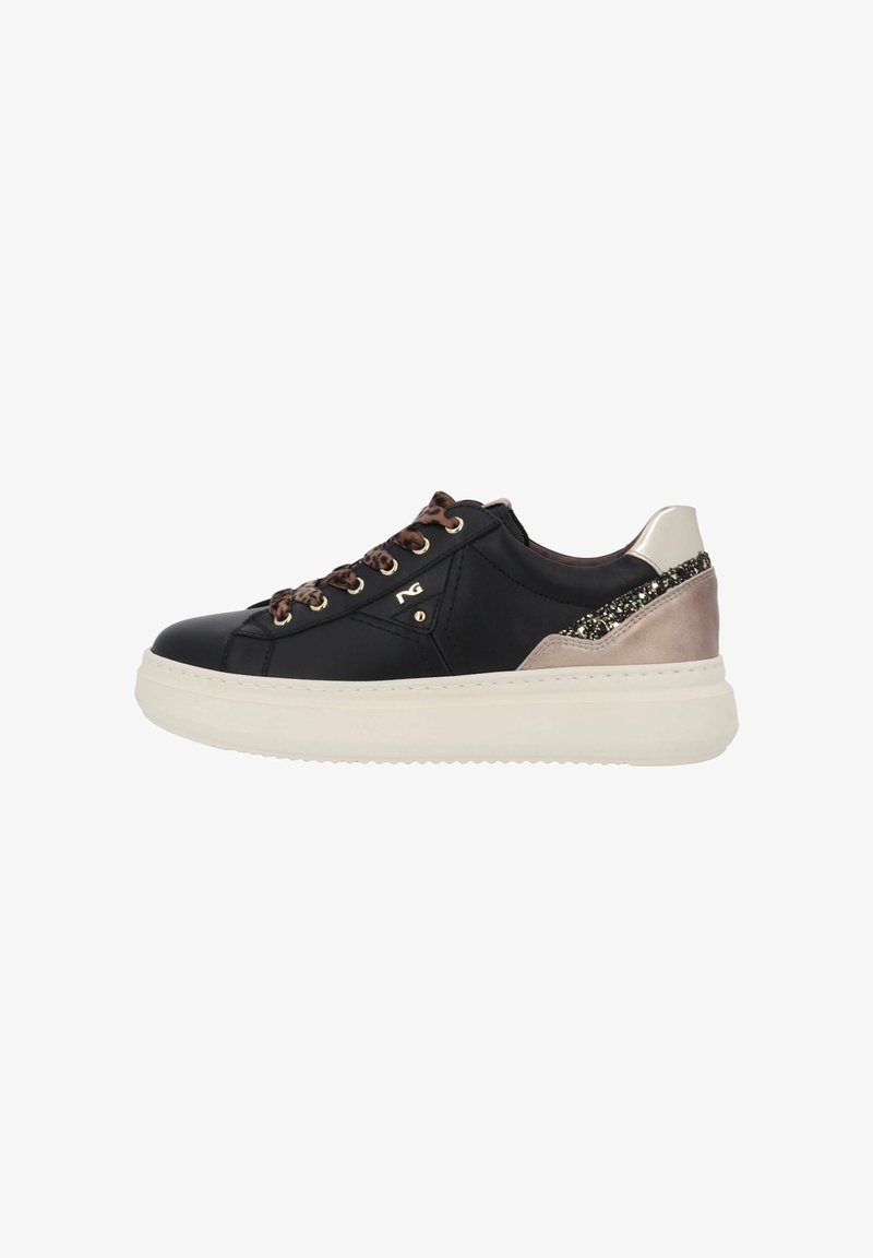 Sneaker nera con tomaia in pelle testurizzata, dotata di occhielli in tonalità oro e suola in gomma color crema, con dettagli metallici sul tallone.