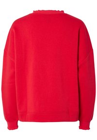 Sudadera roja con un cuello texturizado y con forma de concha y un diseño de hombros caídos. Presenta mangas largas y un dobladillo acanalado para un ajuste relajado.