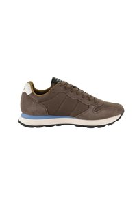 Brązowe zamszowe i materiałowe sneakersy z okrągłym noskiem, sznurowanym przodem, jasnoniebieskimi akcentami na podeszwie oraz kontrastującym białym detalem na pięcie.