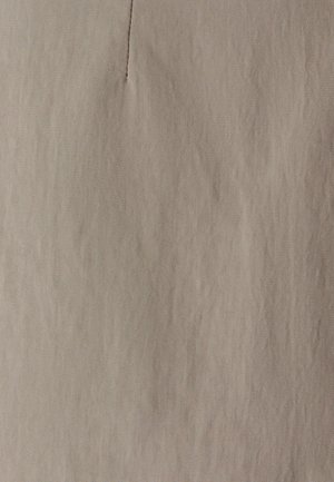 Jasno beżowa tkanina o teksturowej powierzchni i subtelnym wzorze diagonalnego splotu; zawiera małe zagniecenie wzdłuż górnej krawędzi.