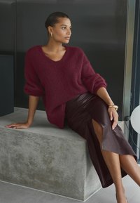 Next REGULAR FIT - Leren rok - berry red