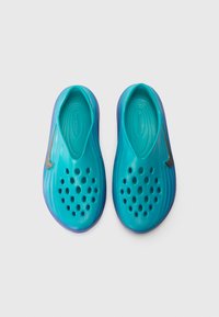 Nike dreváky v gradientnej smaragdovej a fialovej farbe, vyrobené z ľahkého materiálu. Obsahujú kruhové ventilačné otvory a bočný logotyp.