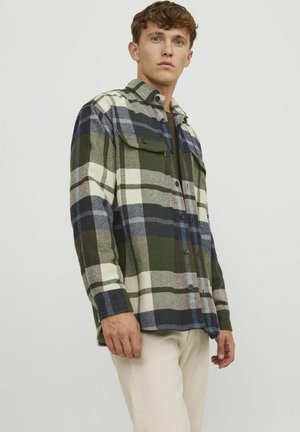 Groene en blauwe geruite flanellen shirt met lange mouwen, knoopsluiting aan de voorkant en twee borstzakken. Zachte textuur en ontspannen pasvorm.