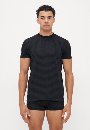 Svart T-shirt med kort ärm och matchande boxershorts som har ett subtilt heltäckande logomönster. Tillverkad av mjukt och elastiskt tyg.