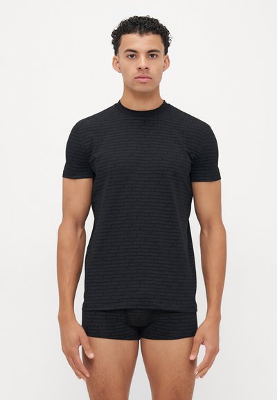 Tricou negru cu mânecă scurtă și șorturi boxer asortate, prezentând un model subtil cu logo-uri pe toată suprafața. Fabricat dintr-un material moale și elastic.