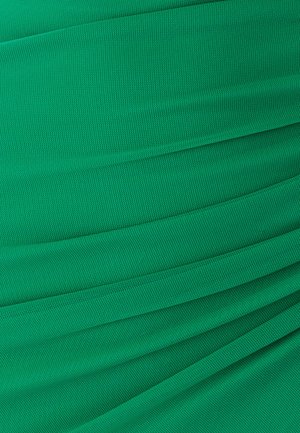 Tela de poliéster verde con patrón de tejido texturizado y pliegues suaves que crean líneas diagonales en la superficie.