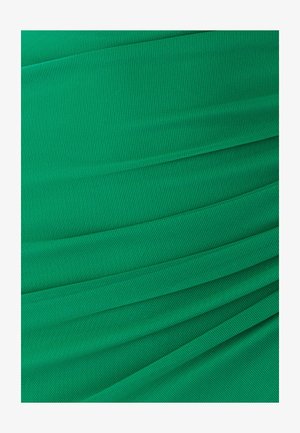 Tela de poliéster verde con patrón de tejido texturizado y pliegues suaves que crean líneas diagonales en la superficie.