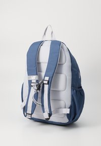 Sac à dos bleu marine avec un dos en maille grise rembourré, des bretelles ajustables et une poche avant. Équipé d'accents réfléchissants et d'une poignée supérieure.