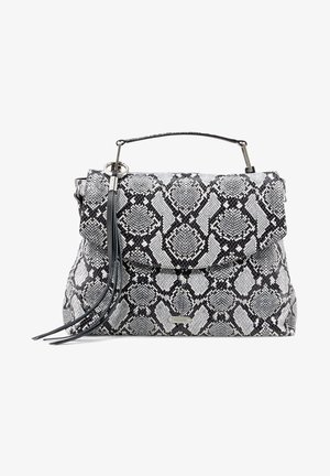 Borsa a stampa python bianca e nera con forma strutturata, manico superiore, chiusura a patta magnetica e dettagli frangiati decorativi.