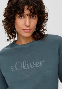 s.Oliver MIT LOGO-PRINT - Sweater - olivgrün