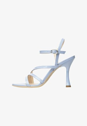 Sandalettes à talons en cuir verni bleu clair avec plusieurs lanières croisées, boucle à la cheville et un talon aiguille élégant, présentant une semelle beige.