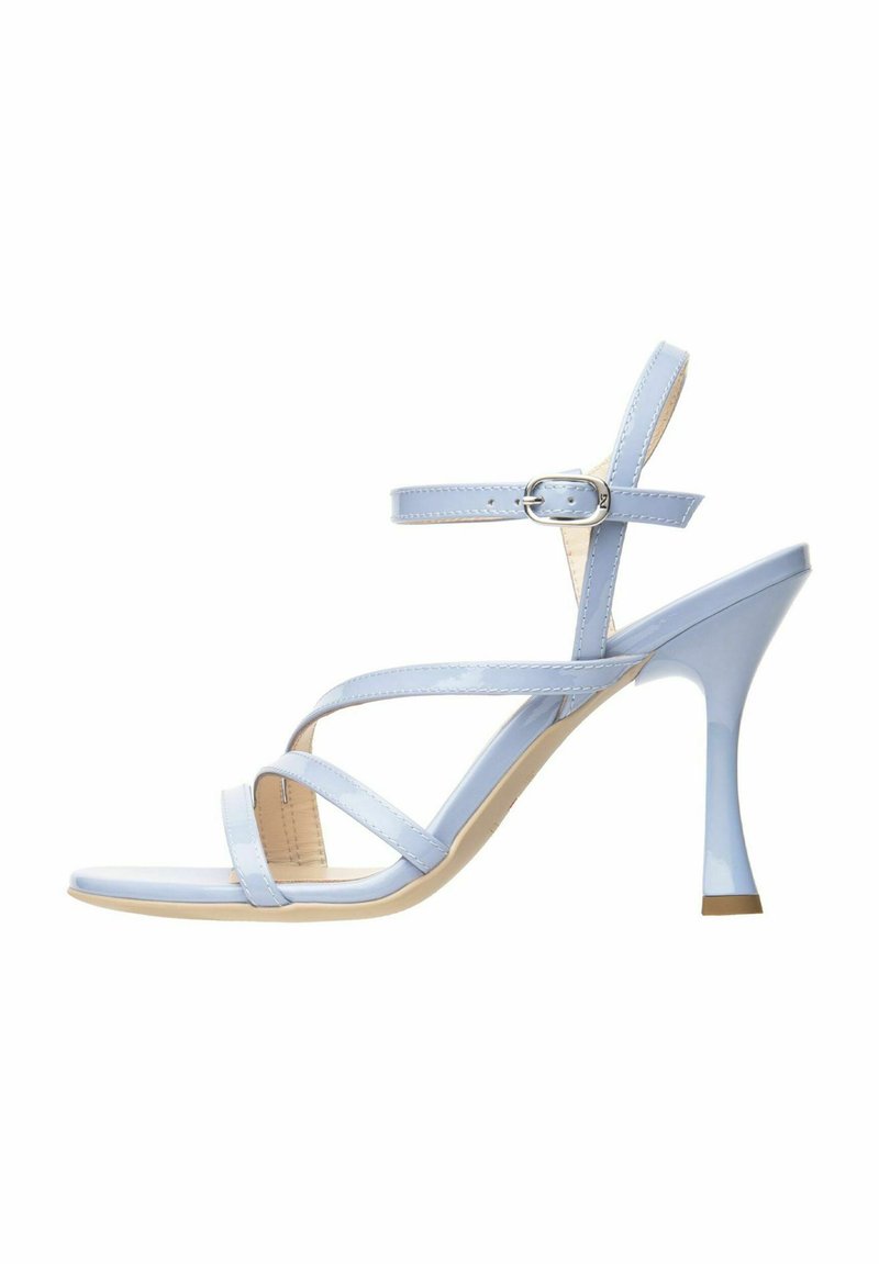 Sandalo con tacco in pelle sintetica blu chiaro, con numerose cinghie incrociate, fibbia alla caviglia e un elegante tacco a stiletto, caratterizzato da una suola beige.