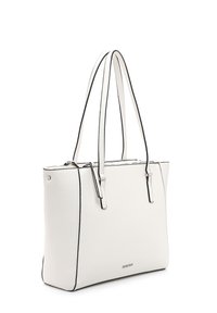 Sac fourre-tout en cuir blanc avec des bords noirs, deux anses allongées et une fermeture éclair. Présente une surface texturée et un design minimaliste.