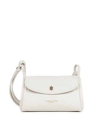 Witte leren crossbodytas met verstelbare band, flapsluiting, gouden knop en het "Lancaster Paris" logo in goud geperst.