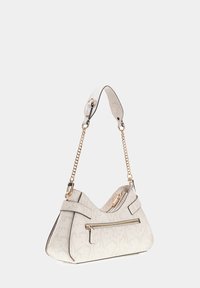 Weiße strukturierte Handtasche mit geschwungener Form, goldfarbenen Beschlägen, einer Ketten- und Stoffriemen sowie einer vorderen Reißverschlusstasche.