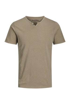 T-shirt a maniche corte, colletto rotondo, di colore marrone chiaro con una finitura testurizzata e due bottoni decorativi sul collo.